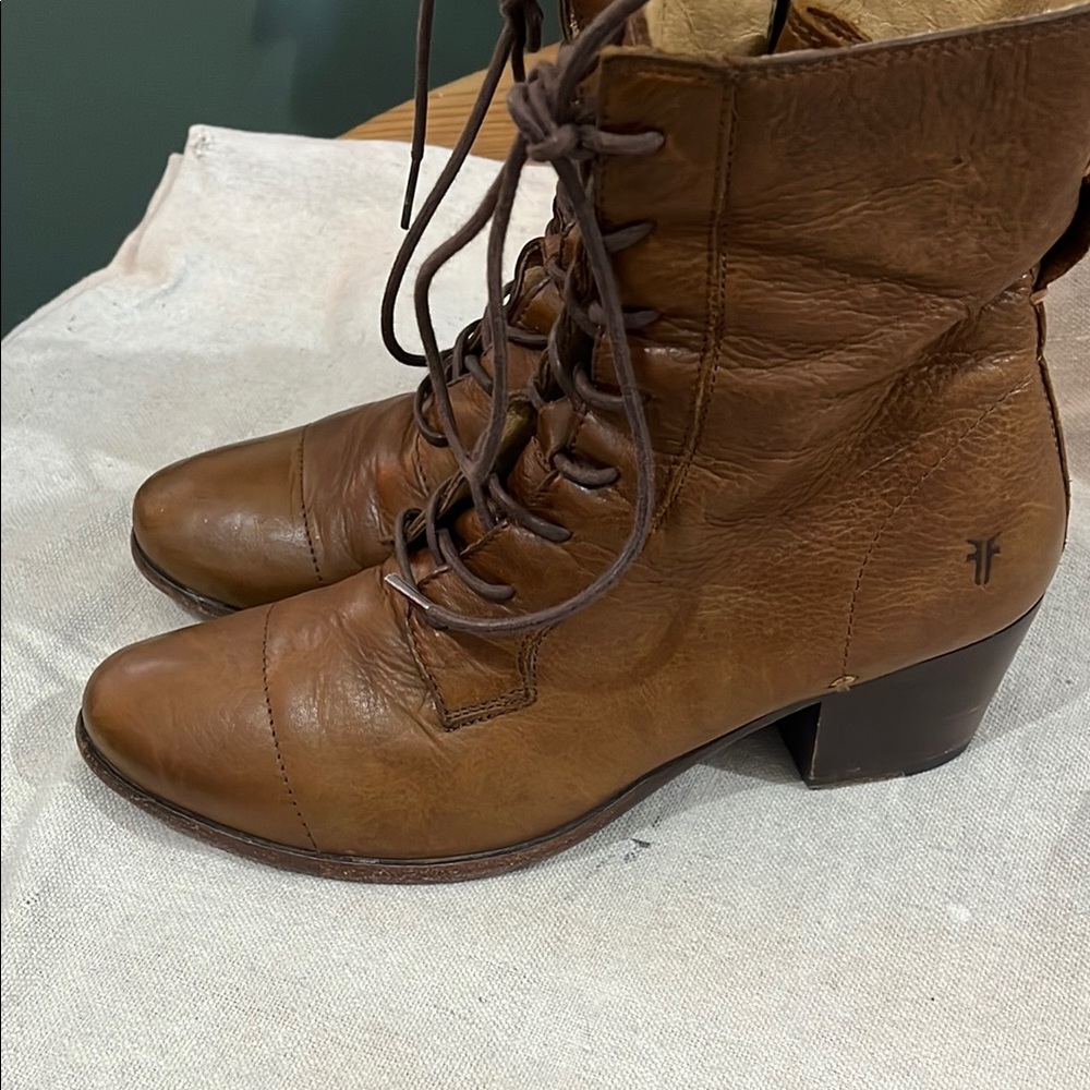 Frye lace up-  Courtney- Taylor Swift- 9.5